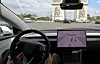 For å bevise at den selvkjørende funksjonen FSD er god nok for Europa, tok en Tesla turen rundt Triumfbuen i Paris uten at sjåføren rørte rattet én eneste gang.