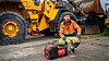 Jørgen Galleberg Johansen i Skanska med den nye batteridrevne elektromuffesveisemaskinen.
