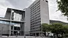 Ombyggingen av Bergen rådhus (til høyre) er foreløpig blitt stoppet av Arbeidstilsynet som påpeker flere mangler ved planene.
