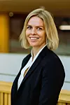 Marion Remøy leder for Fiskeri og Havbruk i Sparebanken Vest vil heller tilby gulrot enn pisk når fiskebåtredere skal omstille til grønnere teknologi og drivstoff. Foto: Sparebanken vest