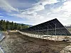 Den lille novembersolen som er, treffer snøen på bakken og fanges opp av baksiden på de snødekte solcellepanelene, ifølge Solgrid. Bildet er fra tidligere i høst, før snøen falt. Foto: Solgrid