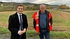 - Mange har ventet lenge på denne utbyggingen. Ikke minst dem som bor langs veien, sier samferdselsminister Knut Arild Hareide. Her sammen med prosjektleder i Statens vegvesen, Odd Johansen.