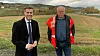 - Mange har ventet lenge på denne utbyggingen. Ikke minst dem som bor langs veien, sier samferdselsminister Knut Arild Hareide. Her sammen med prosjektleder i Statens vegvesen, Odd Johansen.