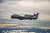 MQ-4C Triton er et stort ubemannet fly som opererer på rundt 15.000 meter for å overvåke store områder.