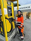 Ytre miljøleder Elise Roalkvam fra Skanska viser fram hurtigladeren som blant annet lader den 25 tonns gravemaskinen på anlegget. Foto: Dagrunn Husum