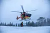 Tre konferansedeltagere på HEMS vant en loddtrekning om å oppleve hvordan det føles å henge under helikopteret under redningsoperasjoner. Foto: Magnus Ross