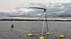 Prototypen i skala 1:16 bukseres på plass ved Massachusetts i USA.