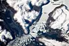 Bildet viser de sammenføyde isfrontene til HPS19- og Penguin-breene, som ender i Penguin-fjorden på vestsiden av det sørlige patagonske isfeltet (Chile og Argentina). Det største isfjellet er omtrent to kilometer bredt. Foto: International Space Station, Johnson Space Center