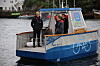 Milliampere seiler autonomt over Smedasundet i Haugesund. Femteårstudent Brage Sæther (t.v.) studerer robotikk og kybernetikk på NTNU og skriver prosjektoppgave om Milliampere.
