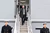 Forsvarsminister Bjørn Arild Gram på vei ned leideren på KV Bjørnøya. Kystvaktfartøyet er bygget på Vard Langsten. Verfttsdirektøren hevder at de også kan bygge fregatter.