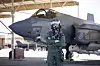 Norges første kvinnelige F-35 kampflyger 'Marte' foran F-35 på Luke Air Force Base i Phoenix, Arizona, i mai 2025.