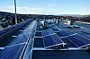 På flate tak holdes panelene nede med ballast under stativene. Foto: Solcellespesialisten