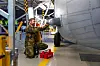 En norsk flytekniker som arbeider på en dansk Seahawk på Karup flystasjon. Foto: Fabian Helmersen / Forsvaret