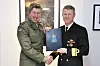 Sjefen for det britiske sjøforsvaret, general Gwyn Jenkins, First Sea Lord, og kontreadmiral Oliver Berdal, signerte 25. februar 2026 en samarbeidsavtale om helikoptre i Forsvarsstaben i Oslo. Foto: Torbjørn Kjosvold / Forsvaret