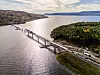 Forskalingsvogna beveger seg trinnvis mot Espa, og nærmet seg midten av brua i begynnelsen av oktober. Langt i sør, på den andre siden av Mjøsa, ligger bygda Feiring. Foto: Arash A. Nejad