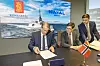 Eirik Lie, administrerende direktør i Kongsberg Defence & Aerospace, undertegner partneravtalen mens Naval Group-sjef Pierre Éric Pommellet ser på. Foto: Arash A. Nejad
