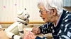 90 år gamle Yuriko Tanaka trives når hun får bruke tid med robothunden Aibo. – Han er alltid glad og vil gjerne spille spill eller prate, sier hun.