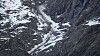 Steinstøv, grus og steiner ligger på snøen etter onsdagens steinsprang ved Veslemannen.