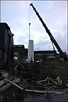 Restene av vindturbinen løftes vekk. Den kollapsede møllen er av typen V25 fra midten av 80-tallet.