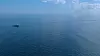 Omtrent slik vil det se ut når Ocean Cleanup har tauet det første plastoppsamlingssystemet i full skala til Stillehavet. Foto: Ocean Cleanup