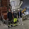 I august starter produksjonen ved verdens første noritt-baserte sementfabrikk. Fra venstre: Adrian Gimre, Øystein Borgersen og Espen Lea. Foto: Knut Bjørheim