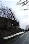 Til alt hell var det ingen på vei n da vindturbinens girhus og turbinblader falt ned på veien. Det er planlagt en enda større vindturbin som blir 100 meter høy like ved. En gruppe som kaller seg Communities Opposing Lamonby Turbines er ikke spesielt glad for planene.