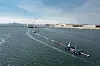 Det første systemet flyter i sjøen utenfor verftet i Alameda. Foto: Ocean Cleanup
