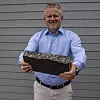 Espen Lea med en prøve av sluttproduktet. I disse dager løftes produksjonen fra labb til fabrikk. Foto: Knut Bjørheim
