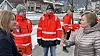 Byggeleder Haavard Vaaje (i midten til venstre) og assisterende byggeleder Richard Ramsland i Statens vegvesen har valgt entreprenøren som skal bygge miljøgate i Gran. Om et års tid kan ordfører i Gran Gunn Elisabeth Alm Thoresen, t.v. og stortingsrepresentant Rigmor Aaserud etter planen ta i bruk den nye miljøgata, som blir bygd med lave utslipp av klimagasser.