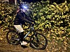 Smarte sykkelhjelmer med LED-lys kan bidra til bedre synlighet på sykkel i høstmørket. Her er Lumos i aksjon.