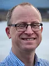 – Løysinga vert mykje rimelegare fordi vi til dels kan ta utgangspunkt i hyllevarekomponentar, forklarar Jens Thielemann. Foto: UiO