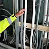 Alt vann til leilighetene går gjennom plastrør. Varmtvannet går gjennom de to hvite (sirkulerende og statisk). Foto: Knut Bjørheim