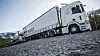 Scania og Ahola transport demonstrerte platooning i Skibotn i Troms tirsdag. Den fremste lastebilen styrte gass og brems til de to bak.