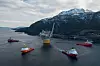 Her passerer Aasta Hansteen høyspentkabelen på Langenuen med bare 20 meters klaring. For å komme forbi må plattformen langt inn mor land, der hvcor kabelen henger høyere.