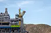 Her passerer Aasta Hansteen høyspentkabelen på Langenuen med bare 20 meters klaring. For å komme forbi må plattformen langt inn mor land, der hvcor kabelen henger høyere.
