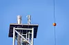 Her passerer Aasta Hansteen høyspentkabelen på Langenuen med bare 20 meters klaring. For å komme forbi må plattformen langt inn mor land, der hvcor kabelen henger høyere.