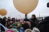 VÆRBALLONG: Per Olav Alvestad fra Newton, NRK, fikk den ære å slippe en værballong med Helium til værs. Værballonger sender værdata til meteologene.
