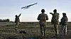 En ukrainsk soldat sender av gårde en drone i Donetsk.
