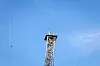 Her passerer Aasta Hansteen høyspentkabelen på Langenuen med bare 20 meters klaring. For å komme forbi må plattformen langt inn mor land, der hvcor kabelen henger høyere.