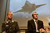 Finn Kristian Hannestad, generalinspektør i luftforsvaret, og forsvarsminister Espen Barth Eide forteller pressen at Norge kjøper nye kampfly.