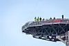 Her passerer Aasta Hansteen høyspentkabelen på Langenuen med bare 20 meters klaring. For å komme forbi må plattformen langt inn mor land, der hvcor kabelen henger høyere.