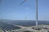 Adani Khavda Solar Plant skal bli verdens største kraftverk. Solceller, kombinert med vindmøller og batterier, dekker et enormt område som tidligere var saltørken.