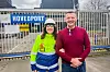 Det franske selskapet Eramet produserer mangan-legeringer i Porsgrunn, Sauda og Kvinesdal. Julia Lindland, direktør for karbonfangstprosjektene i Eramet, og kommunikasjonsdirektør Kåre Bjarte Bjelland er her foran porten til verket i Porsgrunn.
