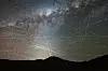 Bildet viser satellittaktivitet i løpet av én time i ørkenen i Chile. Foto: F. Kamphues, ESO/M. Kornmesser