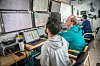 På lekteren: Ingeniører i arbeid i kommandosentralen på lekteren under testingen av dragen. Foto: Makani
