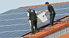 Fornybar energi opplever enorm vekst i Tyskland. Her monteres solcellepaneler i Bredstedt. Foto: Hartmut Schwarzbach / Argus/Samfoto