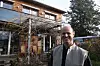 INDIVIDUELT: Arkitekt Henry Schuller foran eneboligen i passivhusstandard han tegnet for fem år siden. Huset er satt sammen av prefabrikkerte elementer, men er likevel ikke et industrielt