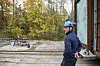 Tormod Grue fra Forsvarsbygg og NTNU var fornøyd med den første fullskala sprengningstesten og skal nå legge inn dataene som ble samlet inn, blant annet fra høyhastighetskameraet i bakgrunnen. Foto: Magnus A. Ross