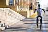 En «Tiangong» humanoid robot løper på en vei under Beijng World of Robots 24. februar 2025.