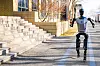 En «Tiangong» humanoid robot løper på en vei under Beijng World of Robots 24. februar 2025.